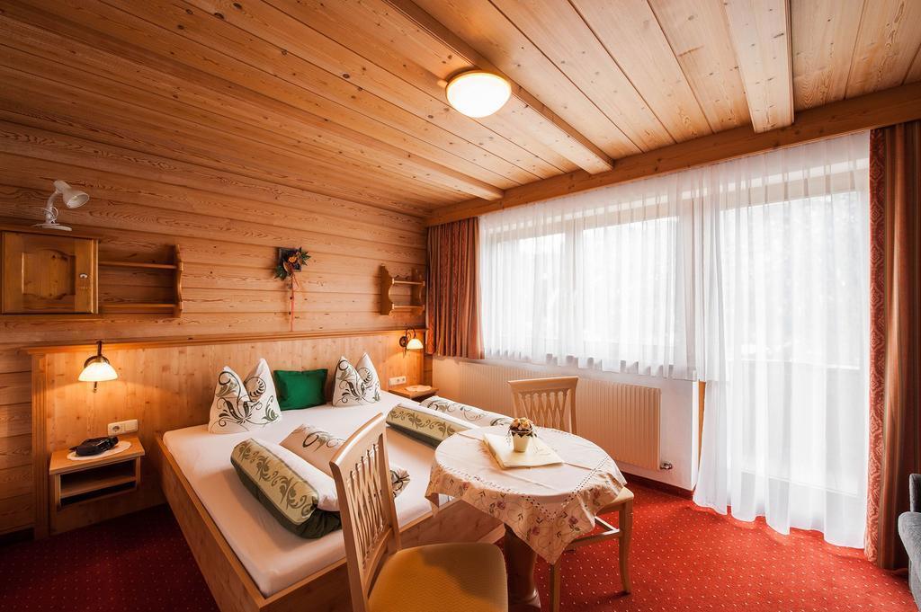 Gaestehaus Alpenblick Berwang Exterior photo
