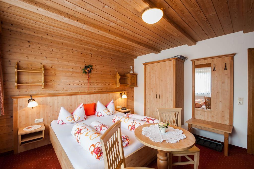 Gaestehaus Alpenblick Berwang Exterior photo